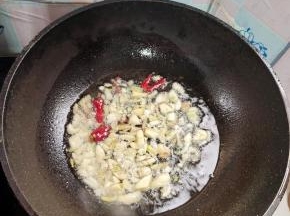 起锅烧油，放入生姜，蒜瓣，花椒，干辣椒爆香！