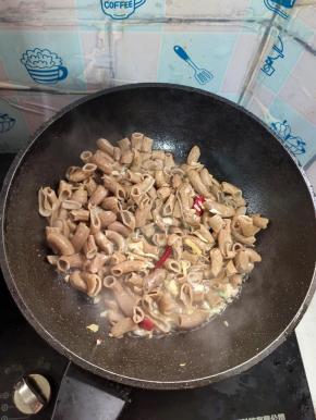 放入猪小肠煸炒1分钟！