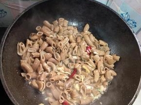 放入猪小肠煸炒1分钟！