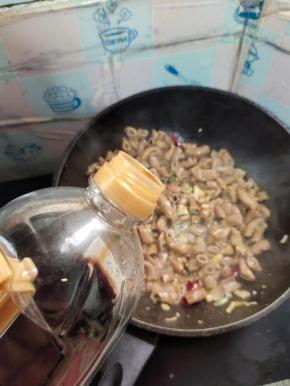 放入一勺生抽调味！