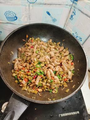 起锅前放入适量的鸡精翻炒均匀即可！