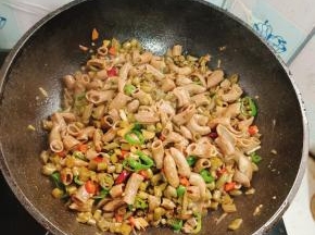 起锅前放入适量的鸡精翻炒均匀即可！