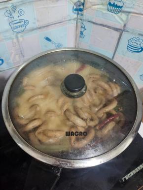 煮开后，盖上盖子，转小火煮！