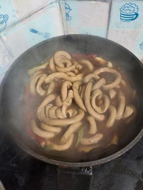 煮至小肠可以用筷子扎透就可以了！要不然咬不动！