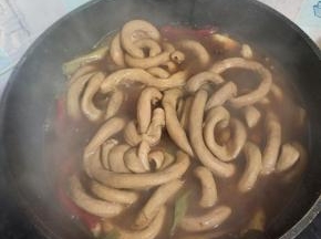 煮至小肠可以用筷子扎透就可以了！要不然咬不动！