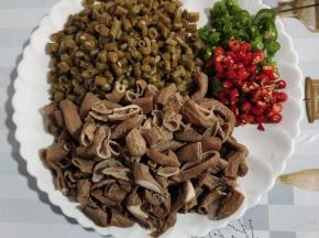 自制酸豆角清洗干净，切成小丁，猪小肠切成小段，青红尖椒切成圈儿备用！