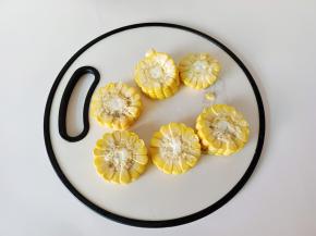 玉米清洗后切成小段。