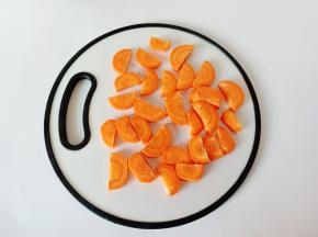 红萝卜削皮，切成小块。