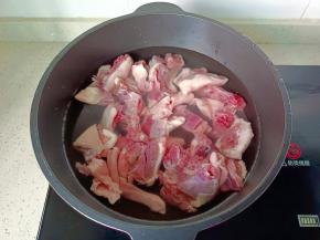 鸭肉冷水下锅。
