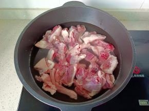 鸭肉冷水下锅。