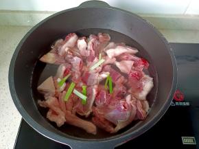 加入葱段。