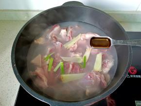 加入料酒两勺，开大火烧水。