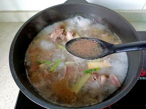 焯水的时候把表面浮沫撇去，焯水后捞出鸭肉，用清水多冲洗几遍。