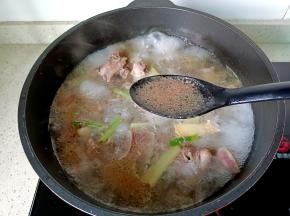 焯水的时候把表面浮沫撇去，焯水后捞出鸭肉，用清水多冲洗几遍。