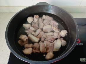 锅里重新放水与鸭肉。