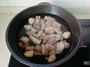 锅里重新放水与鸭肉。
