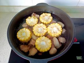 放入切好的玉米。