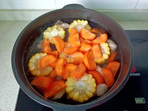 再加入胡萝卜片。