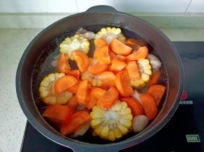 再加入胡萝卜片。