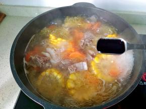 最后加生抽一勺，盐一勺半调味。