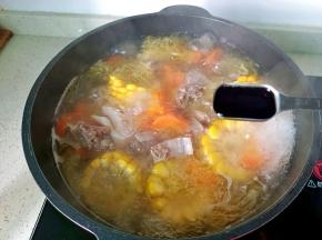 最后加生抽一勺，盐一勺半调味。