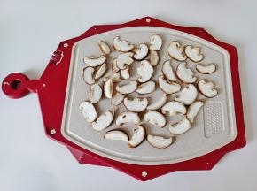 香菇清洗后切成薄片。