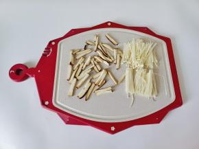 金针菇对半切开，豆干切成丝。