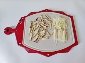 金针菇对半切开，豆干切成丝。