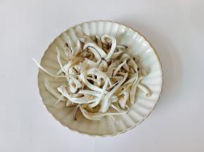 平菇清洗后撕成丝。
