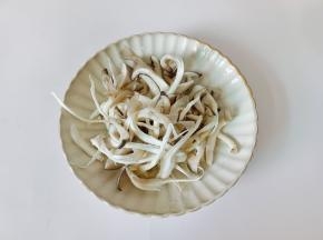 平菇清洗后撕成丝。