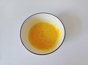 鸡蛋加一点点盐打散备用。