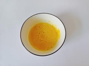 鸡蛋加一点点盐打散备用。