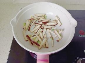 锅里放食用油，凉油放入姜末，葱花爆香，放豆干翻炒。