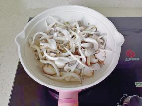 加平菇翻炒均匀。