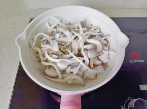 加平菇翻炒均匀。