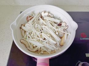 最后加金针菇。
