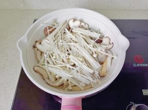 最后加金针菇。