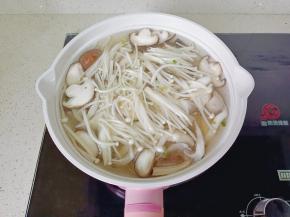 放上适量的清水或者高汤开大火煮5分钟。