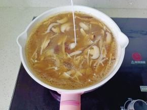 加上水淀粉勾一个薄芡。