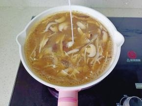 加上水淀粉勾一个薄芡。