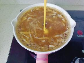 勾芡后加入鸡蛋液。