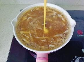 勾芡后加入鸡蛋液。