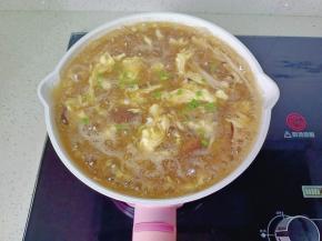 待鸡蛋液熟透放点葱花即可。