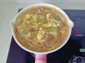 待鸡蛋液熟透放点葱花即可。