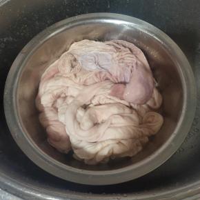 老公买回来的猪大肠，猪小肠和猪肚，虽然店家已经清洗了一下，感觉还是有很大的异味儿，我要把它们重新清洗一下才行！