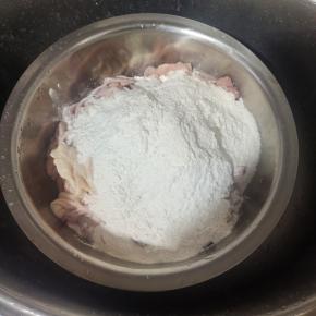放入适量的小苏打和面粉！（小苏打具有很强的清洁去腥能力，面粉也可以把猪大肠，猪小肠，猪肚上的脏东西吸附掉！）