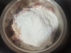 放入适量的小苏打和面粉！（小苏打具有很强的清洁去腥能力，面粉也可以把猪大肠，猪小肠，猪肚上的脏东西吸附掉！）