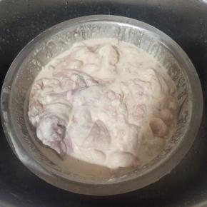 戴上一次性手套。反复揉搓抓拌均匀腌制30分钟！