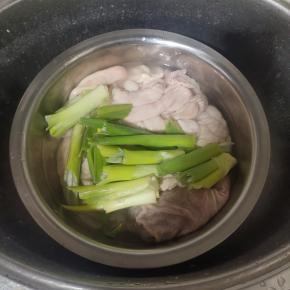 清洗干净，再放入一瓶白醋和适量的葱叶，盐！