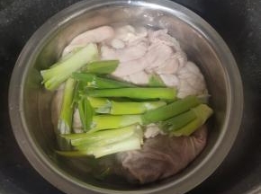 清洗干净，再放入一瓶白醋和适量的葱叶，盐！